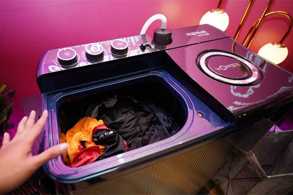 گام‌های اصلی روش آبکشی لباس در لباسشویی دوقلو