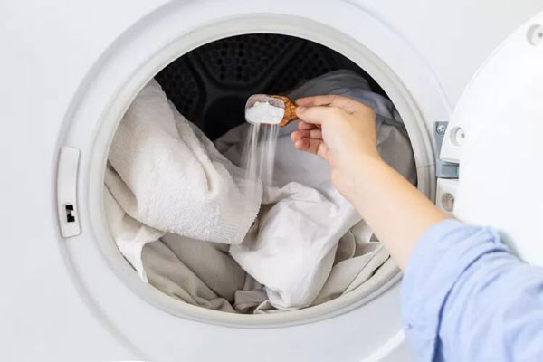 روش‌های طبیعی و خانگی برای رفع بوی بد لباس