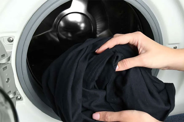 آماده‌سازی قبل از شست‌وشوی لباس تیره در لباسشویی