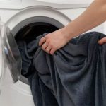 راهنمای جامع شست‌وشوی لباس‌های تیره در ماشین لباسشویی؛ حفظ رنگ و افزایش عمر پارچه
