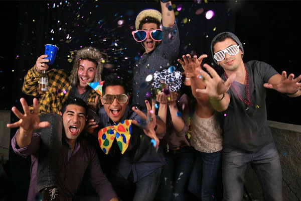 اصول کلی انتخاب لباس تولد در کافه